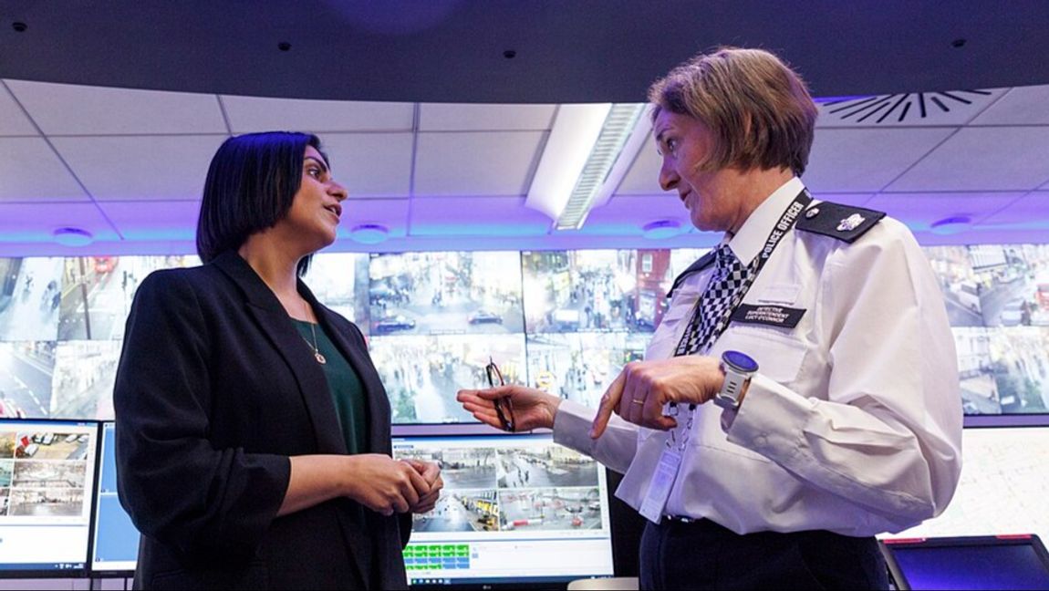 Storbritanniens inrikesminister Shabana Mahmood i samtal med en polis, tidigare i år. Foto: UK Home Office (CC BY 4.0)