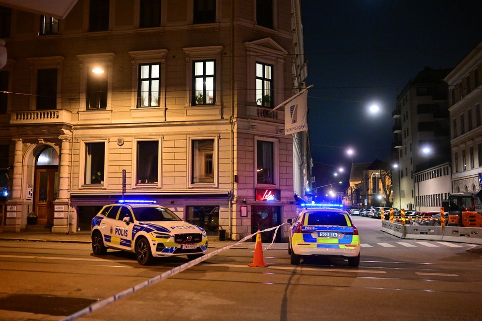 Polisen på plats efter en explosion i ett trapphus i Vasastaden i Göteborg i april förra året. Nu åtalas en man misstänkt för sprängningen och en rad andra våldsbrott. Björn Larsson Rosvall/TT