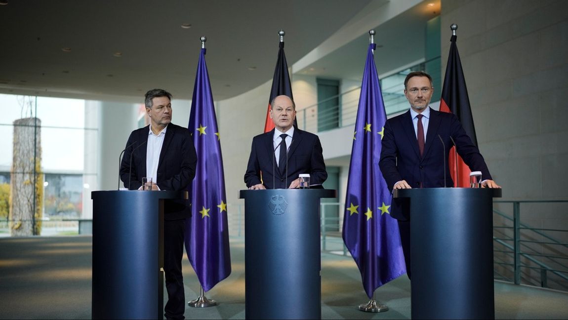 Tysklands näringsminister Robert Habeck, förbundskansler Olaf Scholz och finansminister Christian Lindner på en presskonferens i Berlin förra veckan. Foto: MARKUS SCHREIBER AP/TT