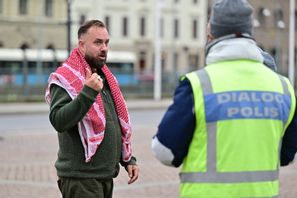 Den uteslutna vänsterpartisten Kristofer Lundberg (V) demonstrerar under en manifestation till stöd för Palestina i Göteborg den 20 oktober. Björn Larsson Rosvall/TT
