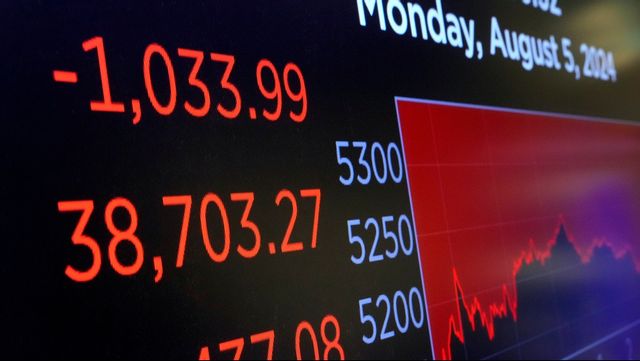 Röda siffror på Wall Street under måndagen. Foto: RICHARD DREW/AP/TT