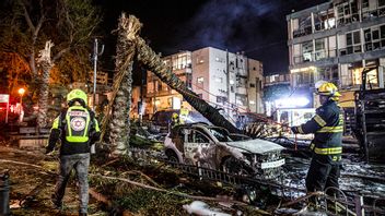 En raket från Gaza orsakade förödelse när den slog ner i den israeliska staden Holon på tisdagskvällen. Foto: AP Photo/Heidi Levine