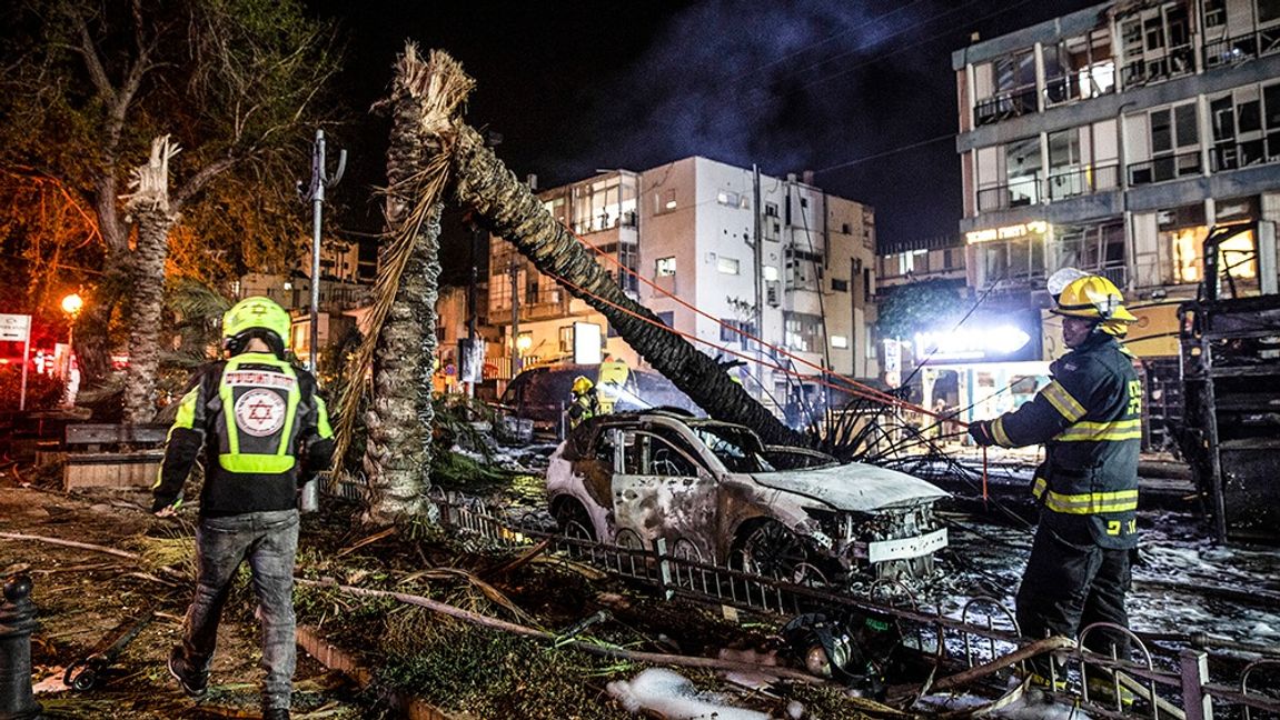 En raket från Gaza orsakade förödelse när den slog ner i den israeliska staden Holon på tisdagskvällen. Foto: AP Photo/Heidi Levine
