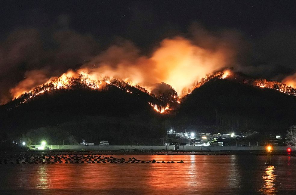 Markbranden i Iwate i norra Japan startade i förra veckan. Bild tagen i måndags. Kyodo News via AP/TT