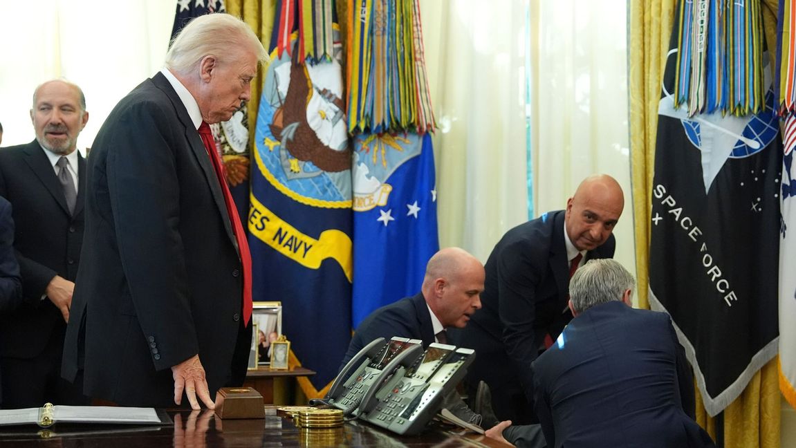 Vd:n för läkemedelsbolaget Novo Nordisk, Gordon Findlay, föll ihop under en presskonferens i Ovala Rummet. Foto: Evan Vucci/AP/TT