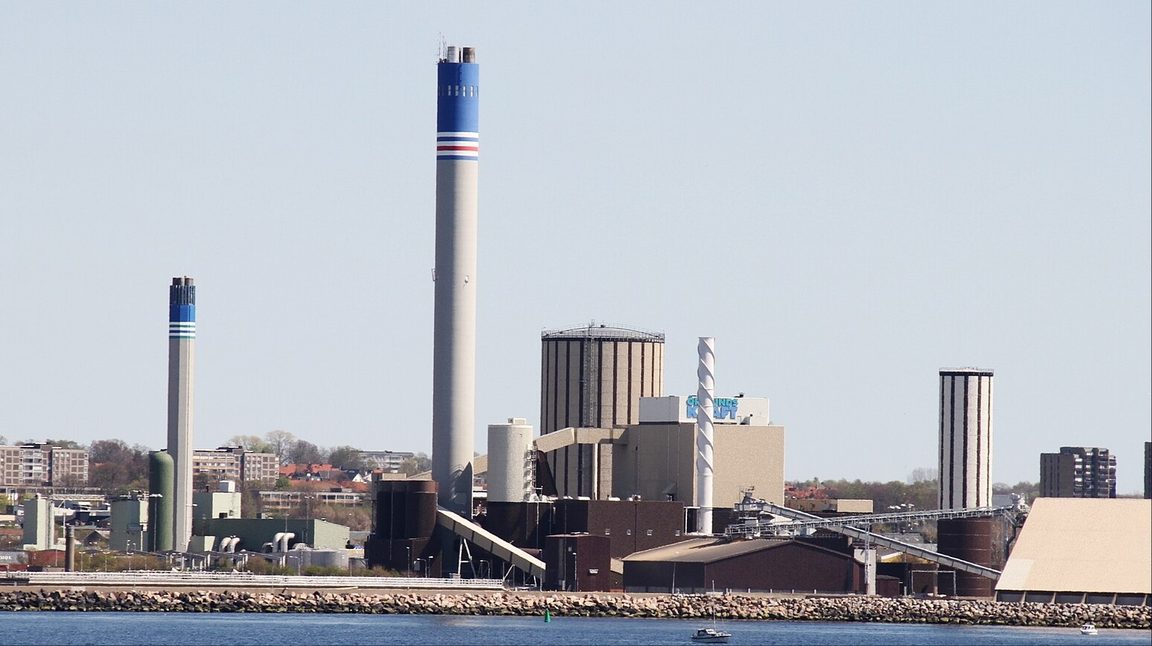 Bild från väster mot kusthamnen i Helsingborg stad, sydvästra Sverige. Havet är Öresund.  Björtvedt  Creative Commons Erkännande-Dela Lika 3.0