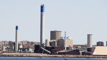 Bild från väster mot kusthamnen i Helsingborg stad, sydvästra Sverige. Havet är Öresund.  Björtvedt  Creative Commons Erkännande-Dela Lika 3.0