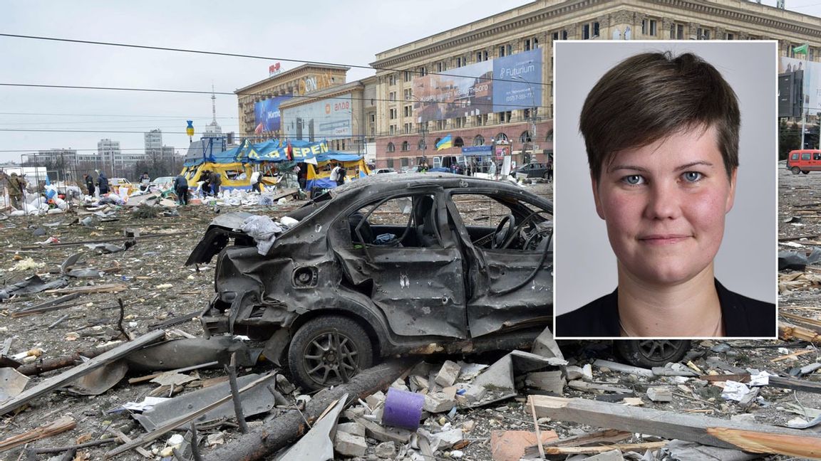 Hanna Gunnarsson (V). I bakgrunden Charkiv som bombades av ryska styrkor under måndagen. Foto: AP/TT