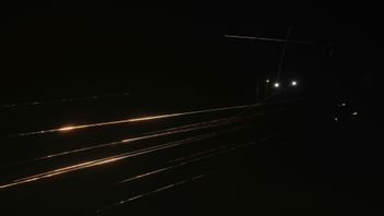 Iranska robotar lyser upp natthimlen över Jerusalem under en attack förra veckan. Foto: Mahmoud Illean/AP/TT 