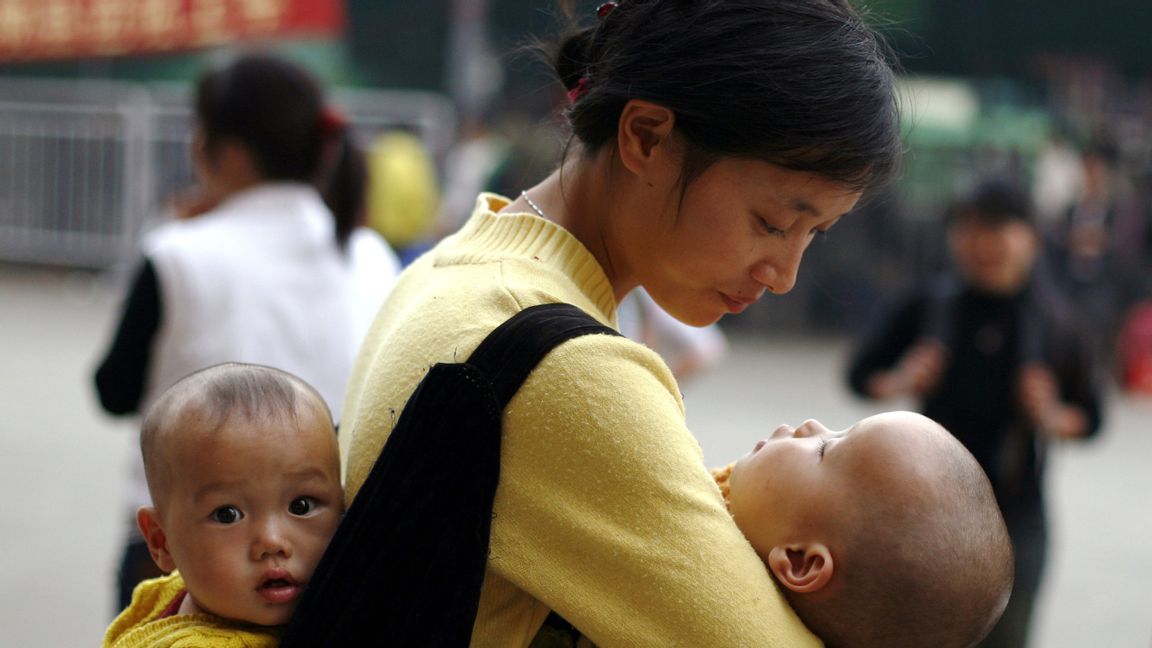 1979 införde Kina den så kallade ”ettbarnspolitiken”, som förbjöd majoriteten av kinesiska familjer att skaffa mer än ett barn. Syftet var att minska den dåvarande kraftiga befolkningsökningen. Foto: Greg Baker/TT.