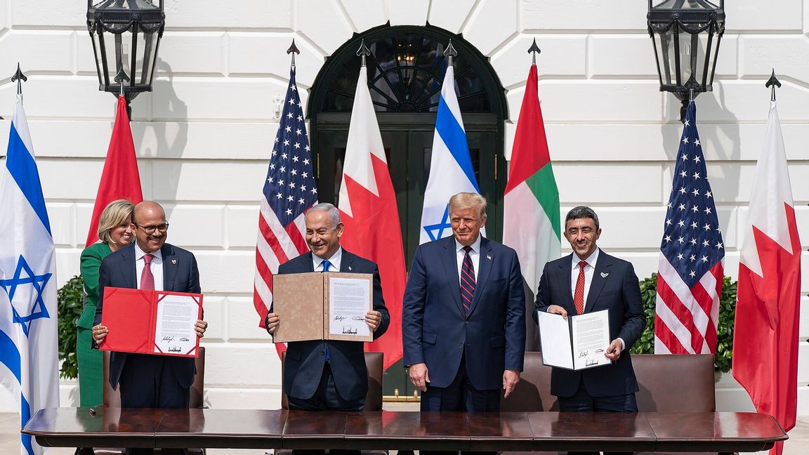 USA:s president Donald Trump tillsammans med Bahrains utrikesminister Abdullatif bin Rashid Al-Zayani, Israels premiärminister Benjamin Netanyahu och Förenade arabemiratens utrikesminister Abdullah bin Zayed Al Nahyan vid undertecknandet av Abraham-avtalen i Vita huset 2020. Foto: Shealah Craighead/Official White House Photo