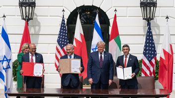 USA:s president Donald Trump tillsammans med Bahrains utrikesminister Abdullatif bin Rashid Al-Zayani, Israels premiärminister Benjamin Netanyahu och Förenade arabemiratens utrikesminister Abdullah bin Zayed Al Nahyan vid undertecknandet av Abraham-avtalen i Vita huset 2020. Foto: Shealah Craighead/Official White House Photo