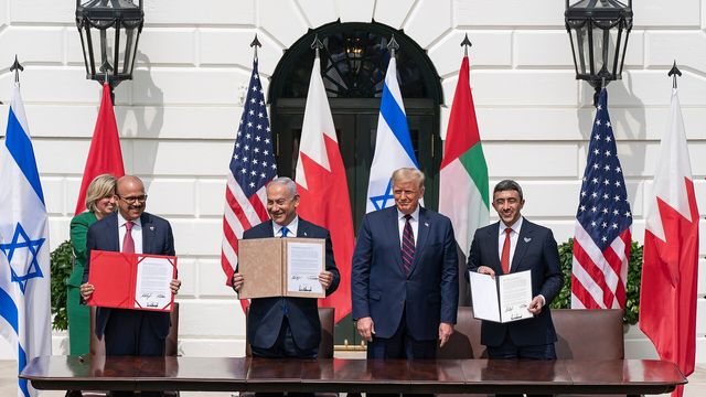 USA:s president Donald Trump tillsammans med Bahrains utrikesminister Abdullatif bin Rashid Al-Zayani, Israels premiärminister Benjamin Netanyahu och Förenade arabemiratens utrikesminister Abdullah bin Zayed Al Nahyan vid undertecknandet av Abraham-avtalen i Vita huset 2020. Foto: Shealah Craighead/Official White House Photo