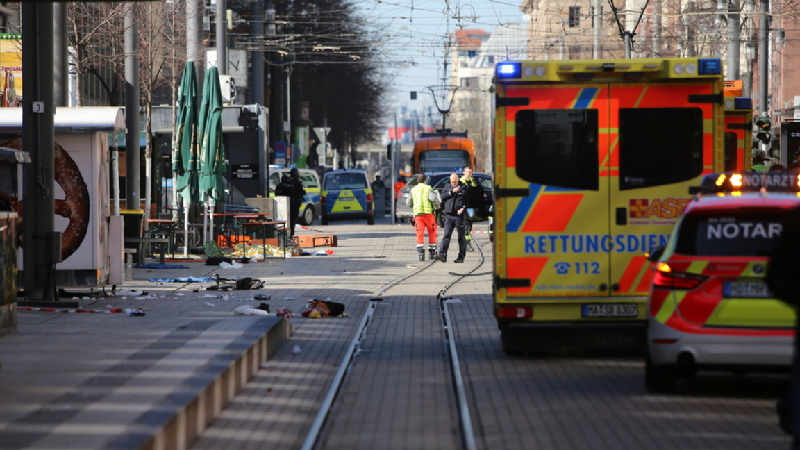 Räddningsstyrkor i Mannheim. Foto: Dieter Leder/AP/TT