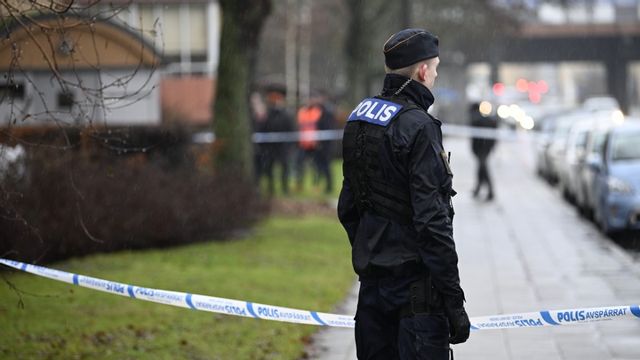En kvinna fick föras till sjukhus då hon hittats kraftigt nedkyld och skadad på Lönngatan i Malmö under måndagen. Foto: Johan Nilsson/TT