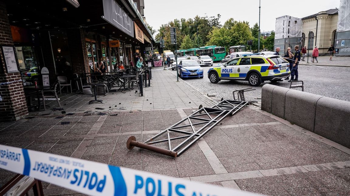 Polis på plats vid järnvägsstationen i Lund i samband med bråk mellan flera personer vid en uteservering på måndagen. Foto: TT.