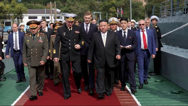 Nordkoreas diktator Kim Jong-Un visas runt på ett ryskt stridsfartyg tillsammans med den ryska försvarsministern Sergej Sjojgu i lördags. Foto: Ryska försvarsdepartementet/AP/TT