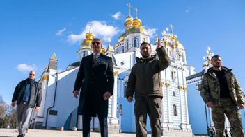 USA:s president Joe Biden och Ukrainas president Volodymyr Zelenskyj vid Michaelskatedralen. Foto: Evan Vucci/AP/TT