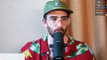 Hasan Piker bar ett par Cartier-glasögon värda 13 000 kronor under sin vistelse i Kuba. Foto: Skärmdump Youtube