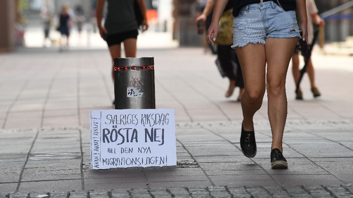 Protest utanför riksdagen när förslaget till ändringar i utlänningslag debatterades på tisdagen. Foto: Fredrik Sandberg.