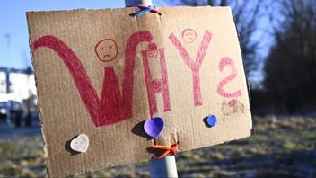 Somliga frågar sig varför, som denna skylt vid minnesplatsen utanför skolan i Örebro. Men andra vet redan svaret utifrån förutfattade meningar Foto: Christine Olsson/TT