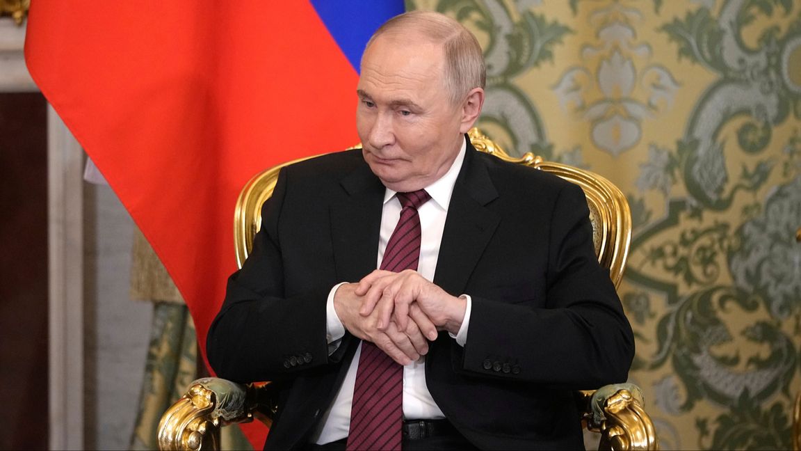 Rysslands preisdent Vladimir Putin – vill han verkligen ha fred och han är beredd att förhandla direkt med Ukrainas president Volodymyr Zelenskyj? På bilden syns Vladimir Putin I Kreml den 10 maj 2025. Foto: AP Photo/Pavel Bednyakov