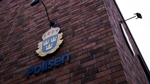 En man anställd inom Polismyndigheten tafsade på en kvinnas underliv under en julfest. Nu döms han för sexuellt ofredande. Foto: Tim Aro/TT