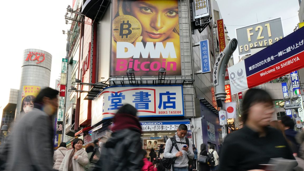 Reklam för handel med bitcoin i Tokyo i Japan. Arkivbild, Shizuo Kambayashi/AP/TT.