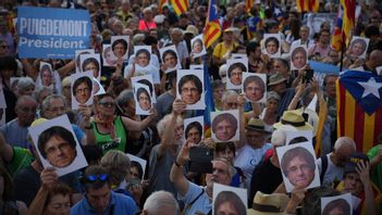 Puigdemont-anhängare samlade i Barcelona. Foto: EMILIO MORENATTI/AP/TT