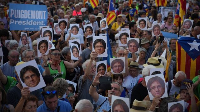 Puigdemont-anhängare samlade i Barcelona. Foto: EMILIO MORENATTI/AP/TT