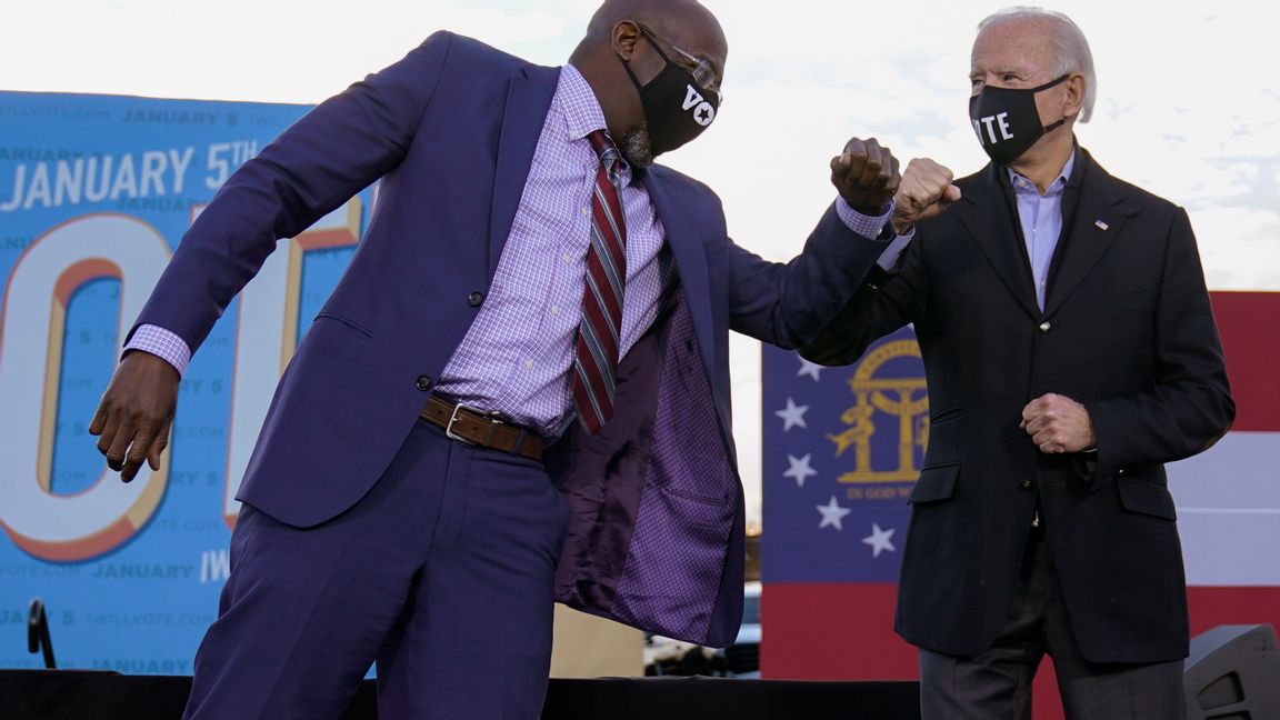 Carolyn Kaster/AP/TT
Demokraten Raphael Warnock hälsar på den tillträdande presidenten Joe Biden under ett kampanjmöte i Atlanta på måndagen.