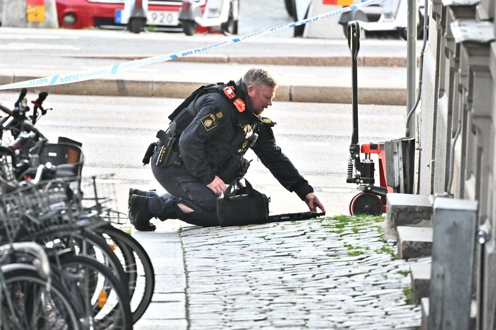 Nationella bombskyddet har genomfört en kontrollerad sprängning sedan en handgranat hittats i Gamla stan. Claudio Bresciani/TT