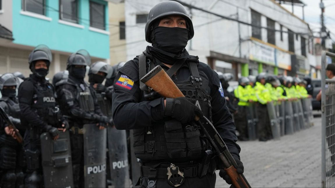 Soldater och polis har tidigare omringat större säkerhetsfängelser i Guayaquil och i huvudstaden Quito för att bekämpa gängbrottslighet och upplopp. Arkivbild. Foto: DOLORES OCHOA/AP/TT