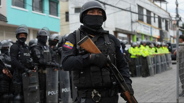Soldater och polis har tidigare omringat större säkerhetsfängelser i Guayaquil och i huvudstaden Quito för att bekämpa gängbrottslighet och upplopp. Arkivbild. Foto: DOLORES OCHOA/AP/TT