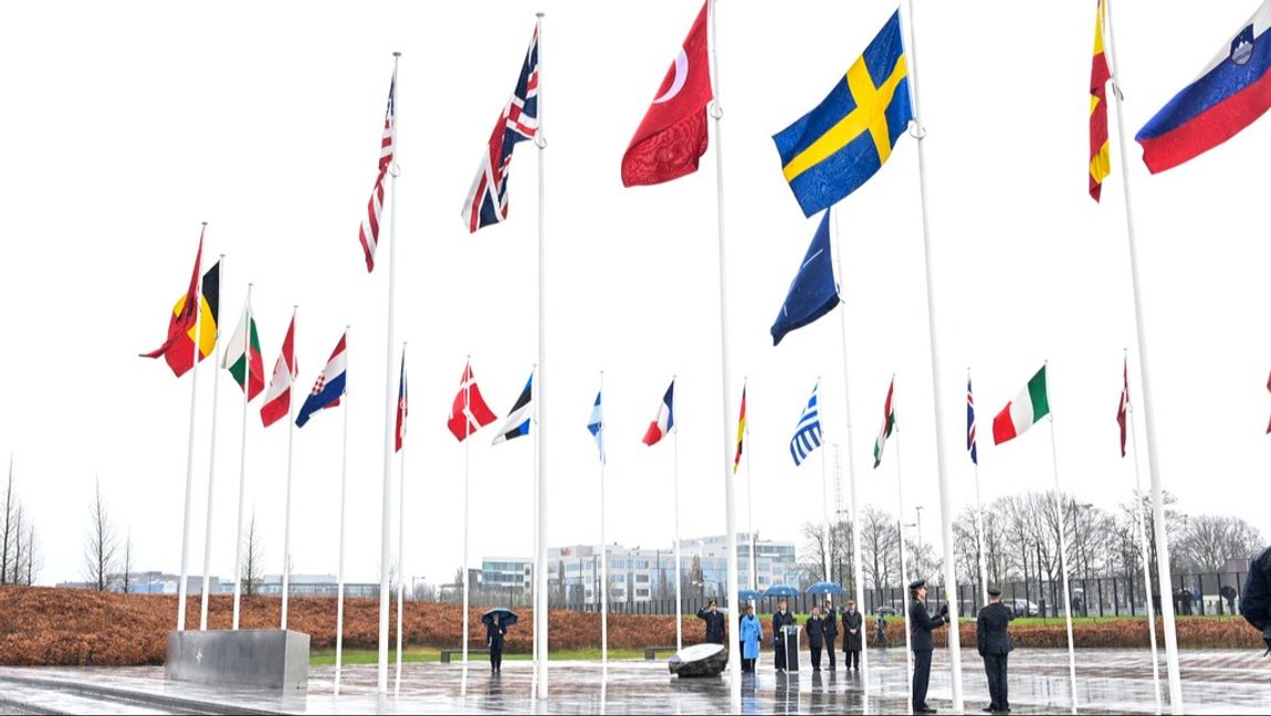 Sveriges flagga hissas på Natos högkvarter i Bryssel. Foto: Henrik Montgomery/TT