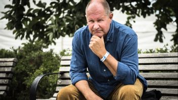 Dan Eliasson poserar med sitt tafsa inte-armband i Almedalen 2016. Foto: Lotte Fernvall/Aftonbladet/TT