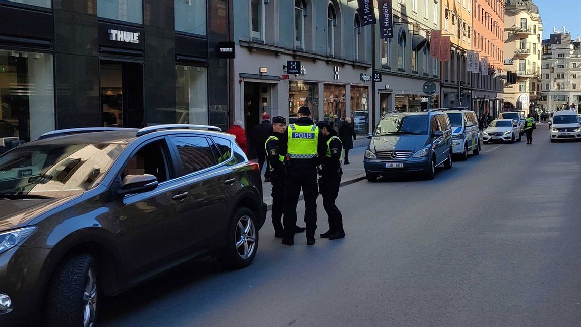 Poliskontroll på Kungsgatan mitt i centrala Stockholm.. Foto. Tomas Hedlund