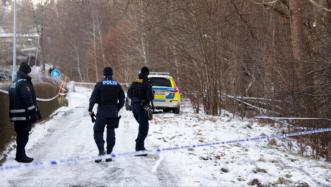 Den polis som blev attackerad i tjänsten på söndagen är inte längre allvarligt skadad. Arkivbild. Foto: ANNA HÅLLAMS/TT