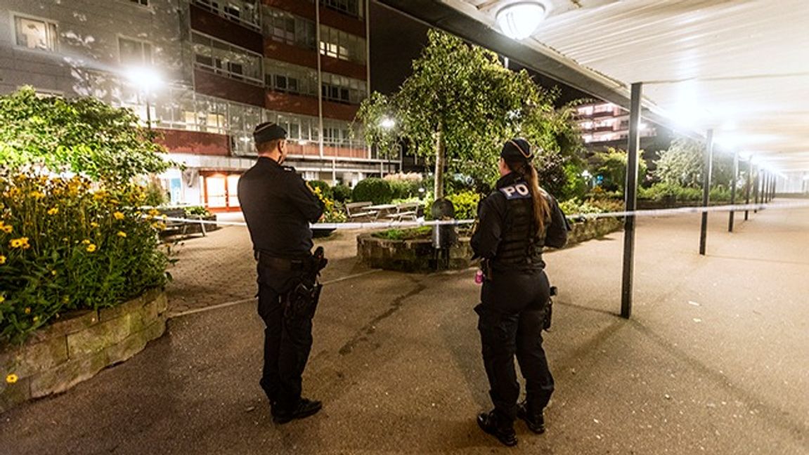 Poliserna vid den misstänkta brottsplatsen i Uddevalla. Foto: Joachim Nywall/TT