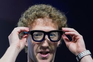 Meta-bossen Mark Zuckerberg, här med ett par AR-glasögon i höstas. Foto: Godofredo A. Vásquez/AP/TT