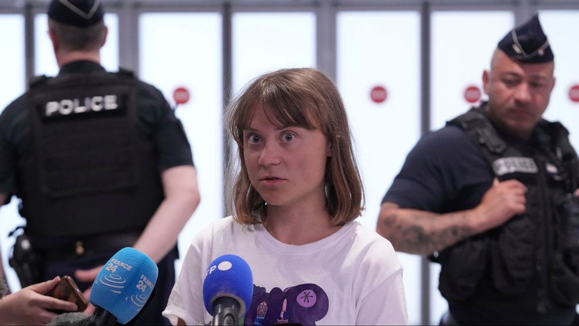 Thunberg pratar med pressen efter att ha tvingats flyga. Uppskattningsvis 20 personer är fortfarande gisslan sedan 7 oktober 2023. Foto: Michel Euler/AP/TT