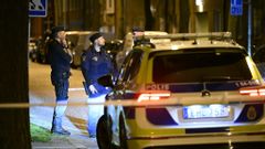 Polis på plats i centrala Trelleborg efter larm om skottlossning på torsdagskvällen. Foto: JOHAN NILSSON/TT