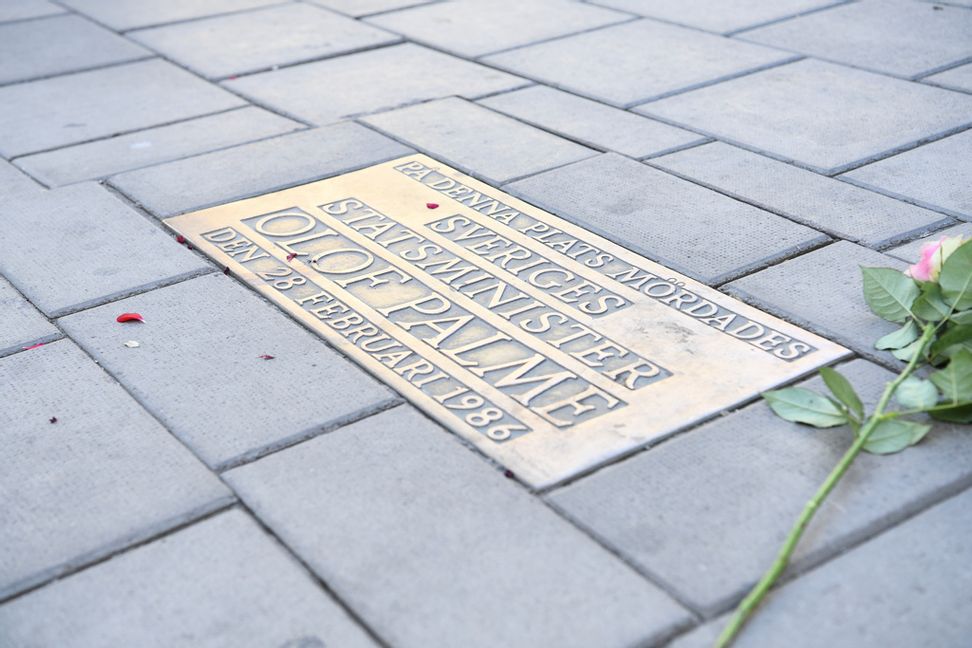 Rosor vid platsen där statsminister Olof Palme mördades på Sveavägen den 28 februari 1986. Arkivbild. Fredrik Sandberg/TT