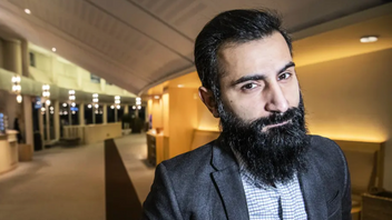 M-profilen Hanif Bali har en teori: Vuxna som inte har barn röstar ”som barn”. Foto: Tomas Oneborg/SvD/TT