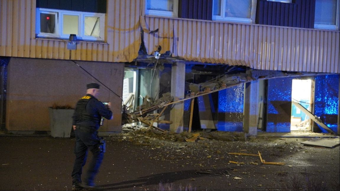 En kraftig detonation inträffade natten mot måndagen vid en port till ett bostadshus i Norrköping. Foto: NIKLAS LUKS/TT