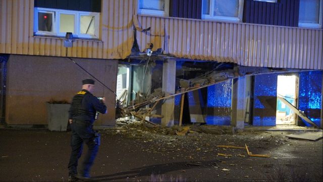 En kraftig detonation inträffade natten mot måndagen vid en port till ett bostadshus i Norrköping. Foto: NIKLAS LUKS/TT