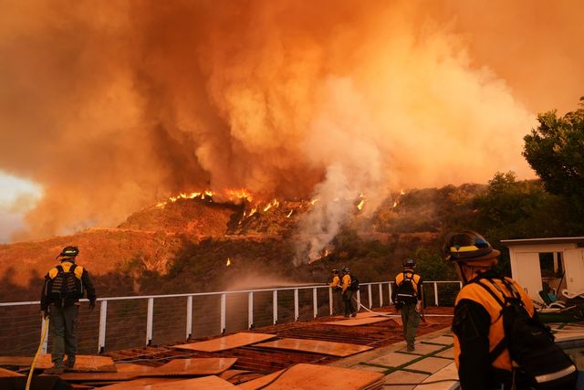 Bränderna runt Los Angeles har hittills kostat ett 20-tal människoliv och förstört drygt 12|000 byggnader. Jae C Hong/AP/TT