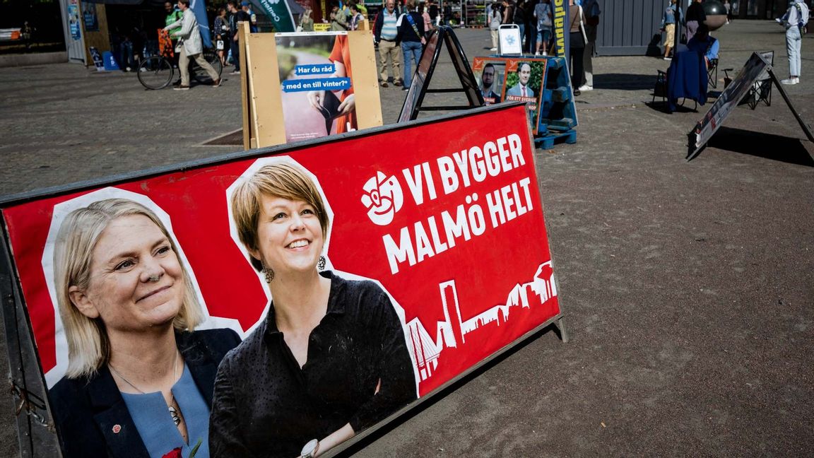 Valaffischer, valstugor och valkampanjande på Gustav Adolfs torg i Malmö på onsdagen. Foto: Johan Nilsson / TT