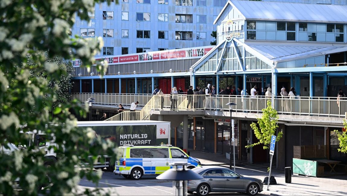 Stor polisinsats efter att två personer skadades i en skottlossning i Hagalund i Solna i maj förra året. Arkivbild. Foto: TT