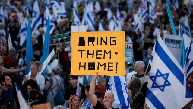 Israeler i protester mot premiärminister Benjamin Netanyahus regering i Tel Aviv tidigare i maj. Foto: Leo Correa/AP/TT.